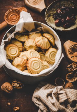 Tarihi, inciri, cevizi metal form ve ahşap kurabiye kalıplarıyla kaplı Türk hatay irmikli kurabiyeleri, paslı arka plan, üst manzara. Orta Doğu Bölgesi Doğu Anadolu mutfağı