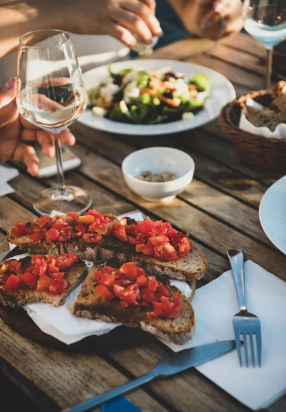 Abendessen Mit Salat Bruschetta Mit Tomaten Und Weißwein Sommer Open — Stockfoto