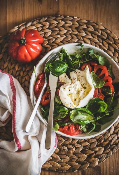 Plato Plano Ensalada Italiana Tradicional Con Queso Buratta Tomates Rúcula — Foto de Stock