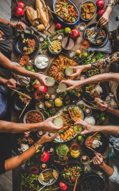 Kuzu pirzolası, bıldırcın, yeşil fasulye, sebze salatası, babaganush, pirinç pilavı, balkabağı tatlısı, limonata, üst manzara. Orta Doğu mutfağı