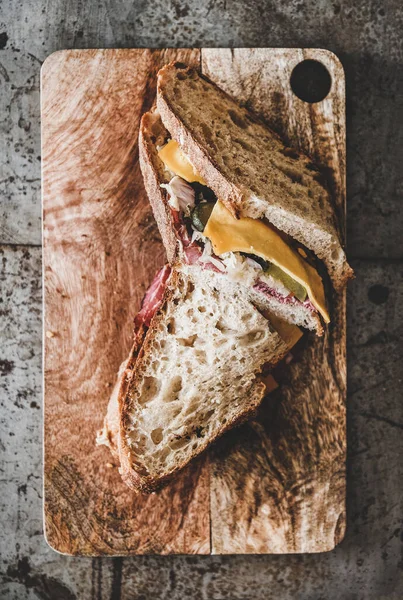 Flat Lay Grandes Fatias Sanduíche Pastrami Ruben Pão Massa Com — Fotografia de Stock