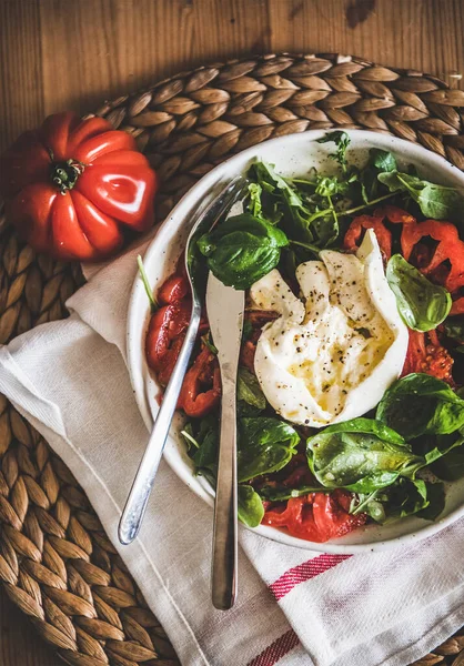 Plato Plano Ensalada Italiana Tradicional Con Queso Buratta Tomates Rúcula —  Fotos de Stock