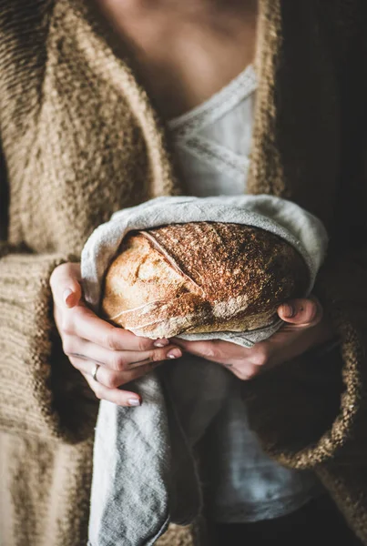 若いです女性保持焼きたての健康的な小麦スウェーデンのパン丸いローフでPtwellで手 選択的フォーカス — ストック写真