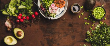 Sebzeli, yeşillikli, suşi kabı, suşi pilavı, soya sosu ve malzemeler koyu paslı masa arkaplanı, üst manzara, kopyalama alanı, geniş kompozisyon.