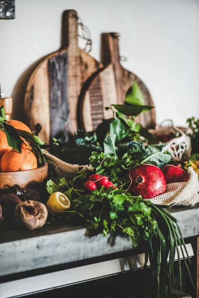 Veganská Vegetariánská Vyvážená Strava Ovoce Zelenina Ořechy Zeleň Šedém Betonovém — Stock fotografie