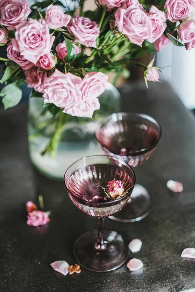Walentynki Świąteczne Kartki Życzeniami Szampan Okularach Delikatny Różowy Bukiet Róż — Zdjęcie stockowe
