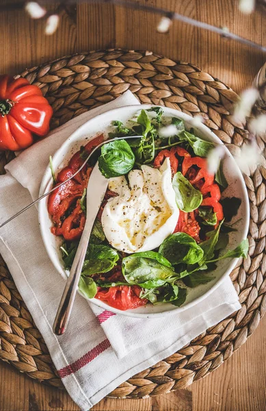 意大利传统沙拉的平铺 配以布拉塔奶酪 西红柿 牛油果和新鲜罗勒 用白色碗盖在木制桌子的背景上 尽收眼底 意大利古典烹饪概念 — 图库照片