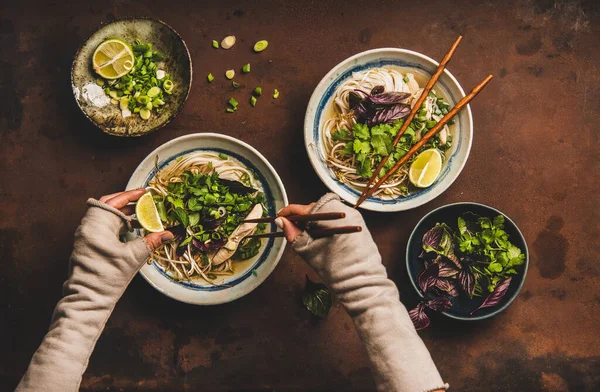 아시아 베트남의 콩나물 그릇에 그리고 어두운 젓가락 라임으로 보이는 — 스톡 사진