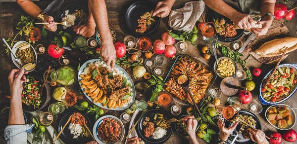 トルコ料理子羊のチョップ 野菜サラダ ババガナッシュ ライスピラフ カボチャのデザート 素朴なテーブルの上のレモネード トップビュー 広い組成物で家族のごちそうのフラットレイ — ストック写真