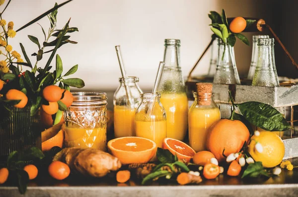 免疫促进维生素健康 保护饮料 生姜和柑橘类果汁在瓶子中喷射 新鲜植物配料在灰色混凝土厨房柜台上 纯素免疫系统助推器 — 图库照片