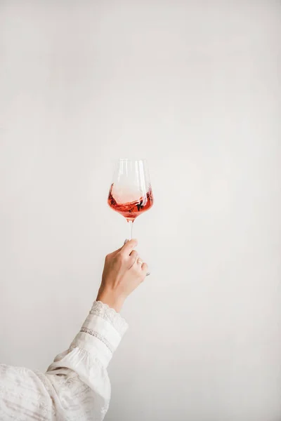 Mano Mujer Camisa Blanca Sosteniendo Copa Vino Rosa Sobre Fondo — Foto de Stock