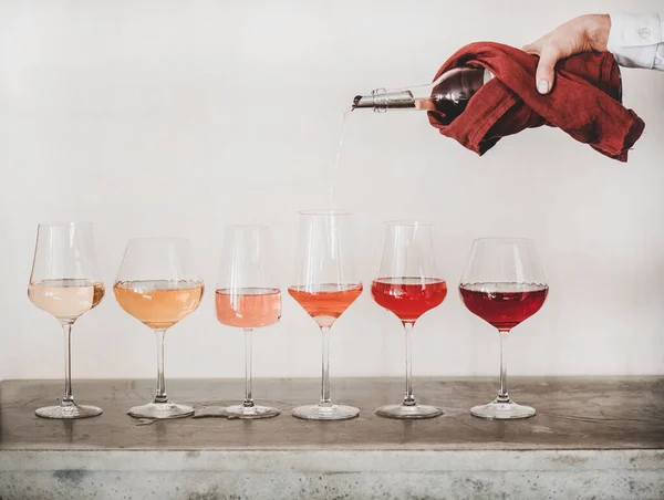 Tons Vinho Rosa Copos Caule Colocados Linha Luz Para Profundo — Fotografia de Stock