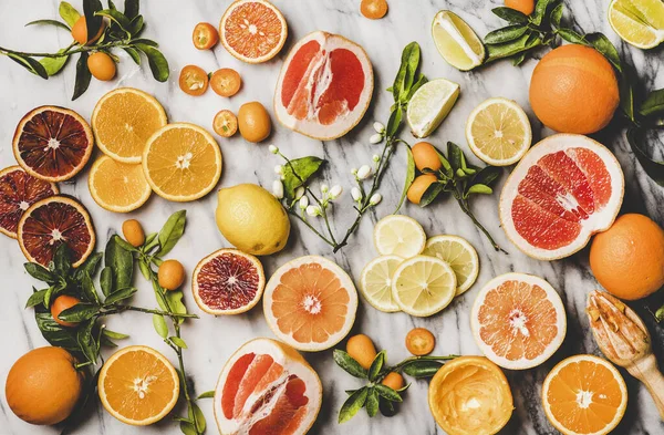 柑橘類のケーキを調理するための成分 新鮮なオレンジ レモン クムカット グレープフルーツ 灰色の大理石の背景 トップビュー上の花のフラットレイ ビーガン クリーン食のコンセプト — ストック写真