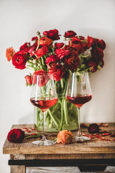 Sfumature Rosa Vino Rosato Diversi Colori Bicchieri Fiori Fiori Rossi — Foto Stock