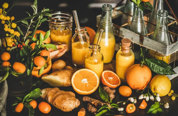 免疫力を高めビタミンの健康を守る飲み物 ボトル入りのターメリック 柑橘類のジュースショットとコンクリートキッチンカウンターの上の新鮮な食材 クローズアップ 純粋なビーガン免疫システムブースター — ストック写真