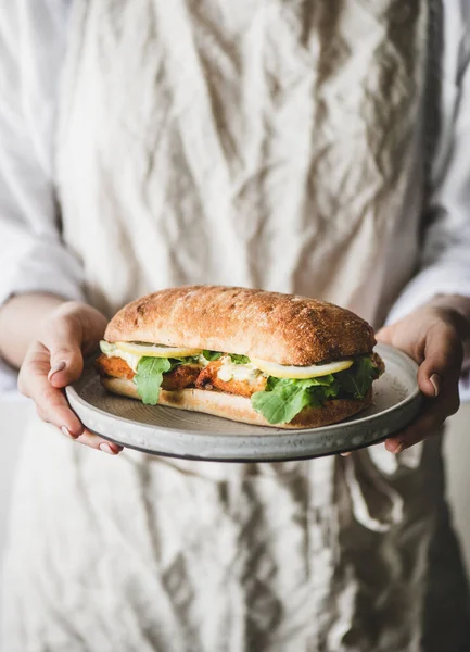Woman Linen Apron Holding Plate Fresh Fried Fish Sandwich Tartare — Stock Photo, Image