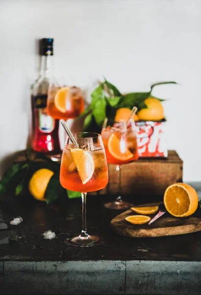トルコ アランヤ 7月13 2019 Aperol Spritzアペリティフアルコール冷たい飲み物は オレンジとアペロールの液体ボトルをコンクリートテーブル 白い背景の後ろにガラスで飲みます 夏の爽やかなドリンクコンセプト — ストック写真