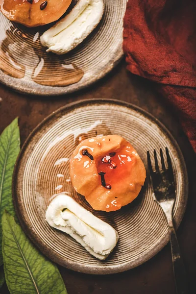 砂糖シロップ スパイス クリームを煮込んだ甘いクヌースとトルコの伝統的なデザートのフラット層錆びた茶色のテーブルの背景 トップビュー上のセラミックプレート上のKaymak トルコ料理 — ストック写真
