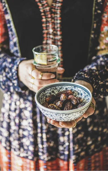 東洋のドレスの女性は ラマダーンのイフタールの夜の食事や断食月のために手に日付と新鮮な飲料水のボウルを保持 ラマザーン ムスリムの断食と中東の伝統 — ストック写真