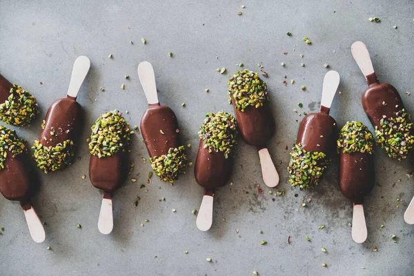 Vzor Nanuku Zmrzlinou Plochá Vrstva Čokoládově Glazované Zmrzliny Praskne Pistáciovou — Stock fotografie