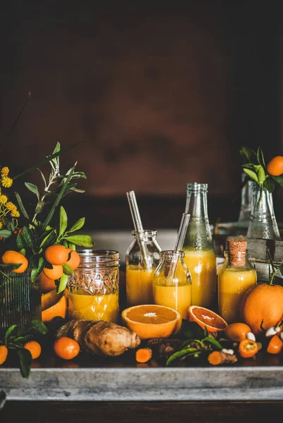 免疫力を高めビタミンの健康を守る飲み物 ボトルやキッチンカウンター越しの新鮮な植物成分でウコン 柑橘類のジュースショット コピースペース 純粋なビーガン免疫ブースター — ストック写真