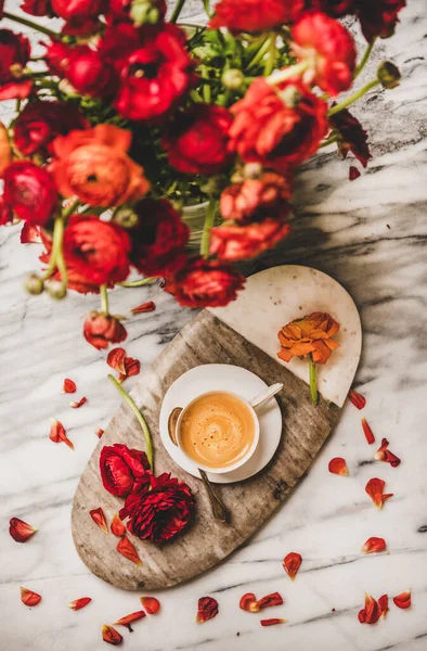 Flat Lay Filiżanki Kawy Czarnego Espresso Tablicy Bukiet Czerwonych Kwiatów — Zdjęcie stockowe