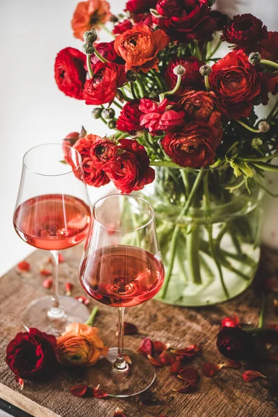 Розовое Вино Бокалах Букет Красных Весенних Цветов Ржавом Деревянном Фоне — стоковое фото
