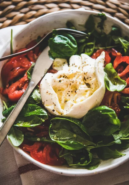 Ensalada Italiana Tradicional Con Queso Buratta Tomates Arugula Albahaca Fresca —  Fotos de Stock