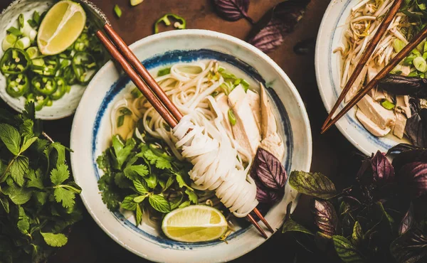 Almoço Cozinha Asiática Flat Lay Arroz Vietnamita Sopa Frango Macarrão — Fotografia de Stock