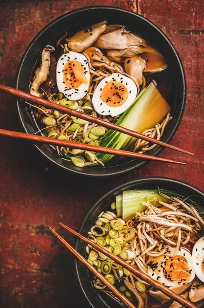 Plochá Vrstva Tradiční Japonské Ramenské Polévky Kuřecím Masem Houbami Shiitake — Stock fotografie