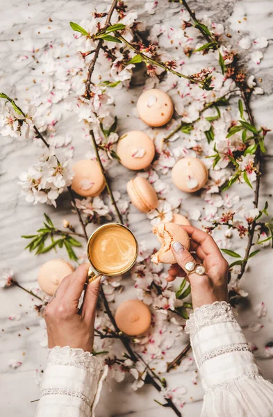 Colocación Las Manos Los Womans Con Galletas Macón Dulce Café —  Fotos de Stock