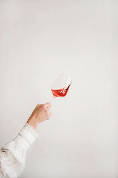 Mão Das Mulheres Camisa Branca Segurando Virando Copo Vinho Rosa — Fotografia de Stock