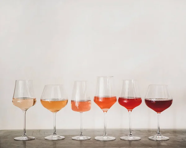 Varie Tonalità Vino Rosato Bicchieri Impregnati Messi Linea Luce Colore — Foto Stock