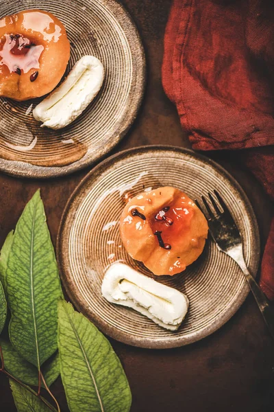 砂糖シロップ スパイス 乳製品クリームで煮込んだ甘いクヌースとトルコの伝統的なデザートのフラット層錆びた茶色のテーブルの背景 トップビュー上のセラミックプレート上のKaymak トルコ料理 — ストック写真