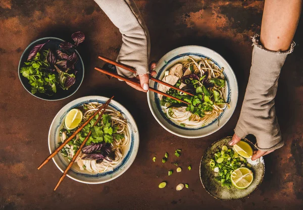 Aziatische Keuken Lunch Flat Lay Van Vietnamese Rijst Noodle Kippensoep — Stockfoto