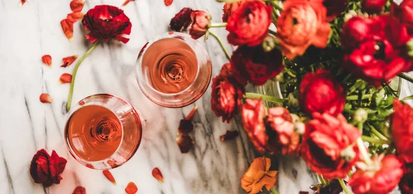 Colocación Vino Rosado Copas Flores Flor Manantial Rojo Sobre Fondo —  Fotos de Stock