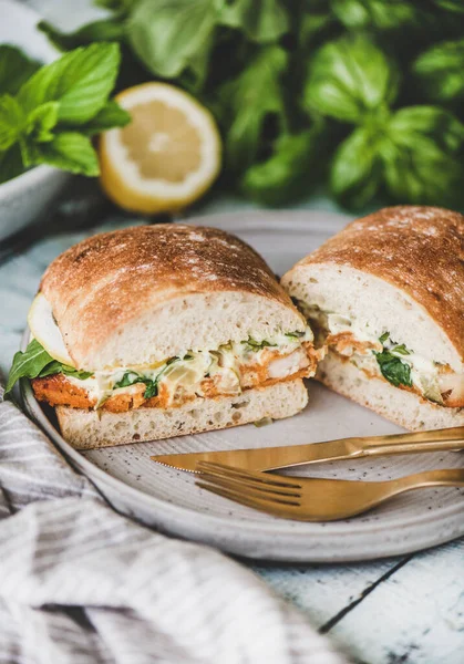 Mesa Desayuno Con Sándwich Pescado Frito Fresco Con Salsa Tarta —  Fotos de Stock