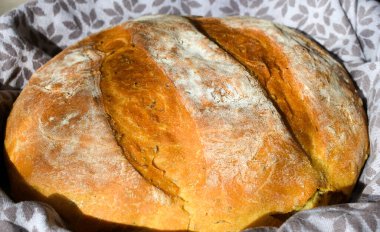 Taze pişmiş tam tahıllar ve tohumlu ekmek..