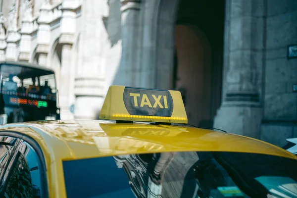 Gelber Taxiwagen in der Innenstadt — Stockfoto