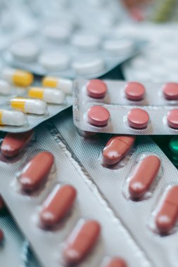 Üzerinde bir sürü renkli hap var.