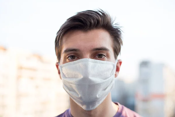 Ένας Νεαρός Ευρωπαίος Φοράει Μάσκα Μεσίτη — Φωτογραφία Αρχείου