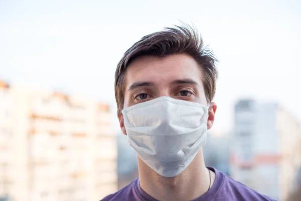Ένας Νεαρός Ευρωπαίος Φοράει Μάσκα Μεσίτη — Φωτογραφία Αρχείου