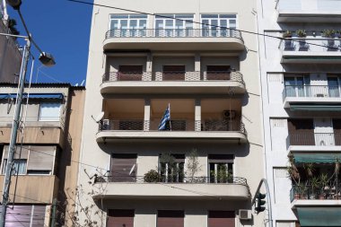 Evin balkonunda Yunanca bayrak