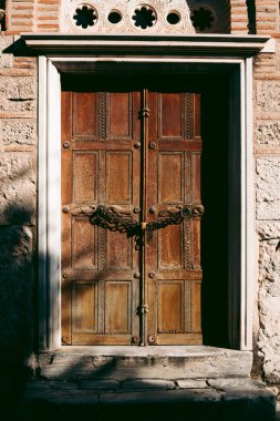 Eski ahşap bir evin kapısı.