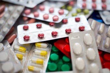 Üzerinde bir sürü renkli hap var.