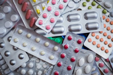 Üzerinde bir sürü renkli hap var.