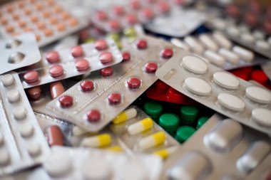 Üzerinde bir sürü renkli hap var.