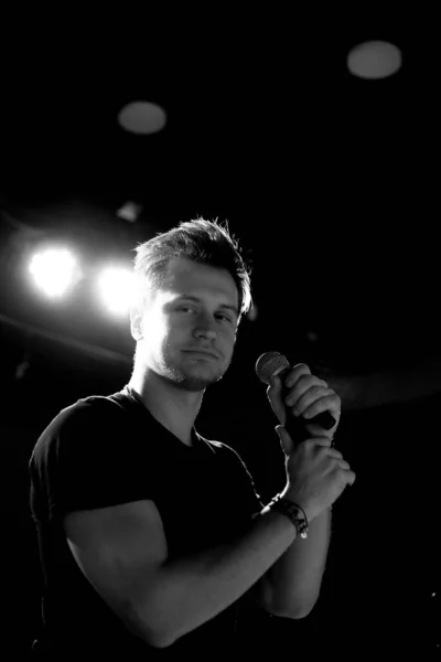 Young Handsome Guy Emotionally Sings Speaks Microphone Black White Photography — Stock Photo, Image