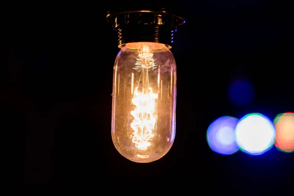 Lampada Edison Con Luce Calda Ondeggia Leggermente Uno Sfondo Nero — Foto Stock