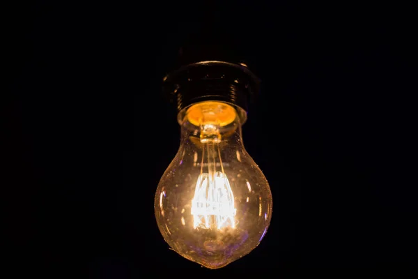 Edison Lamp Warm Light Sways Lightly Black Background — Stock Photo, Image